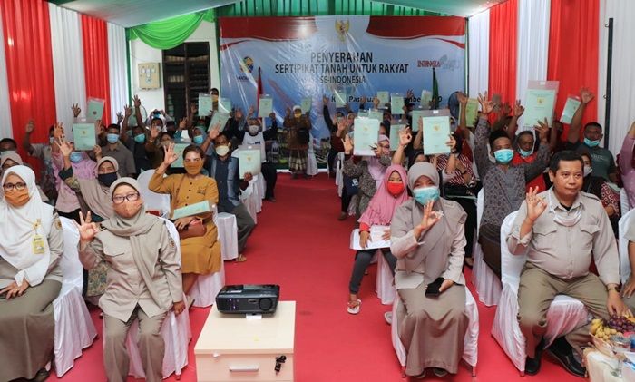 ​56 Warga Kelurahan Pohjentrek Kota Pasuruan Terima Sertifikat PTSL