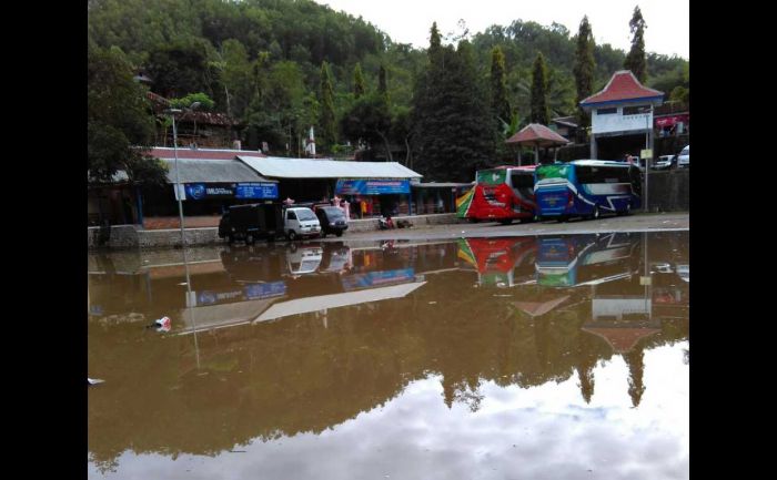 Hujan Deras, Parkiran Wisata Goa Gong Pacitan Tergenang Air, Dikeluhkan Wisatawan