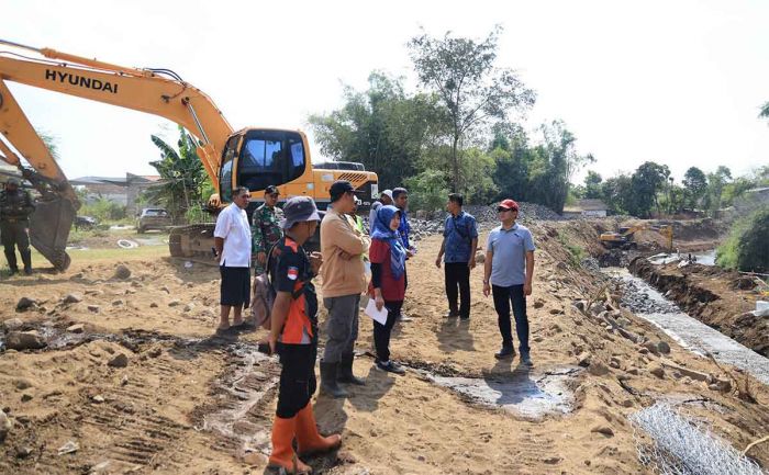 Pj Wali Kota Probolinggo Tinjau Proyek Pembangunan Bronjong Sungai Kedunggaleng