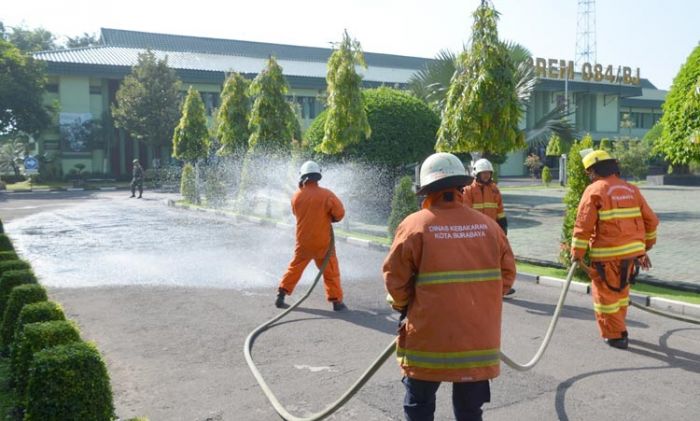 Tim PMK Diterjunkan, Semprot Disinfektan di Makorem Bhaskara Jaya