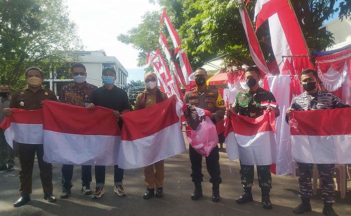 Forkopimda Banyuwangi Borong Bendera Merah Putih