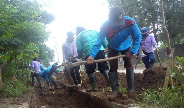 Saluran di Desa Pelem Tulungagung Tersumbat Lumpur, Jalanan Licin