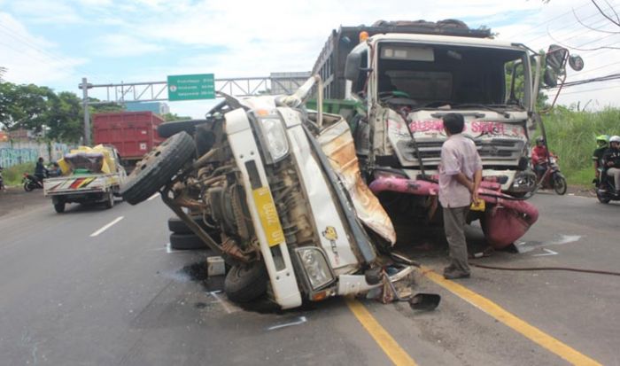 Truk Vs Truk di Jalan Raya Raci Pasuruan, 1 Tewas Terjepit