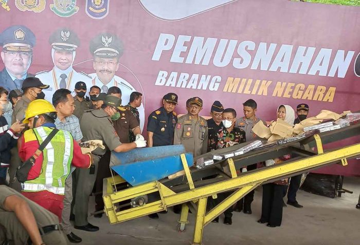 Satpol PP dan Bea Cukai Kota Batu Musnahkan Jutaan Batang Rokok Ilegal