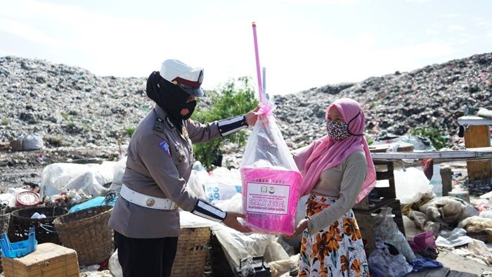 Peringati HPSN, Bhayangkari Cabang Gresik Bagikan Sembako ke Paskun di TPA Ngipik