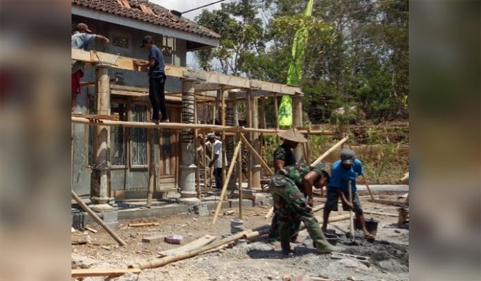 Satgas TMMD Bersama Warga Percepat Pengecoran Tempat Ibadah