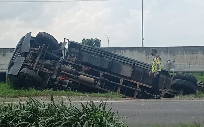 Hendak Parkir, Truk Fuso Muat Barang Elektronik di Sidoarjo Terguling, Kerugian Capai Rp 10 Juta