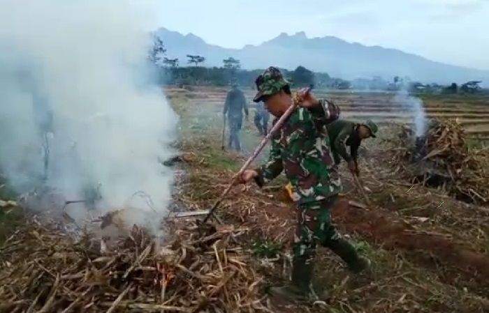 Personel Koramil Pacet dan Warga Sinegi Kerja Bakti Bareng