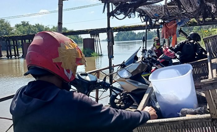 Hindari Kemacetan Menuju Kota Kediri, Warga Bulusari Ini Pilih Naik Perahu