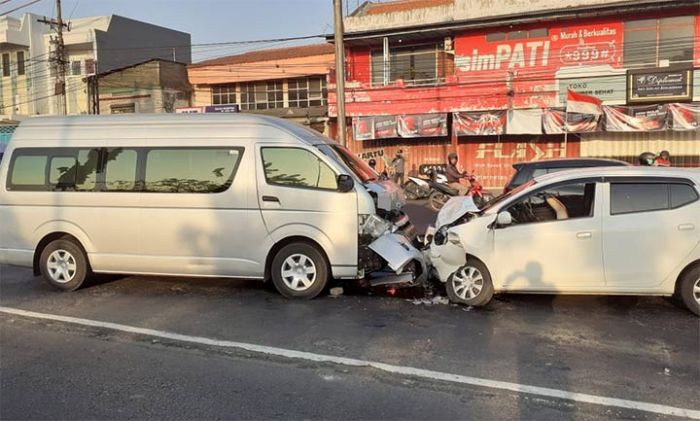 Dua Mobil Adu Moncong di Jembatan Layang Waru