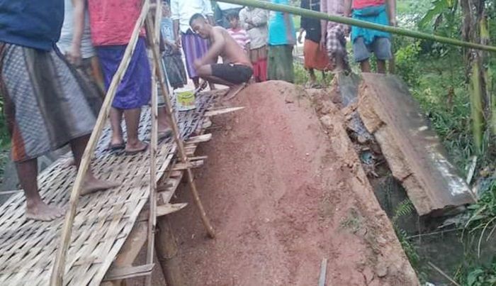 Jembatan Ambruk di Palengaan Laok Pamekasan, Warga Minta Pemda Segera Perbaiki