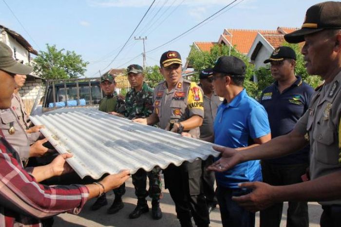 Polres Lamongan Beri Bantuan pada Korban Puting Beliung