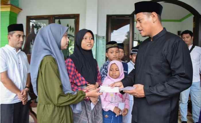 Wali Kota Kediri Santuni Anak Yatim Blabak dan Titip Pesan pada Warga