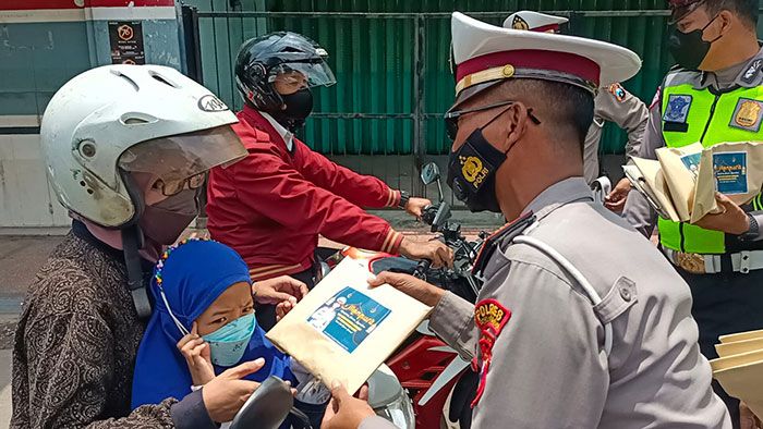 Jelang Bulan Suci Ramadan, Satlantas Probolinggo Kota Bagikan Buku Yasin untuk Pelanggar Lalin