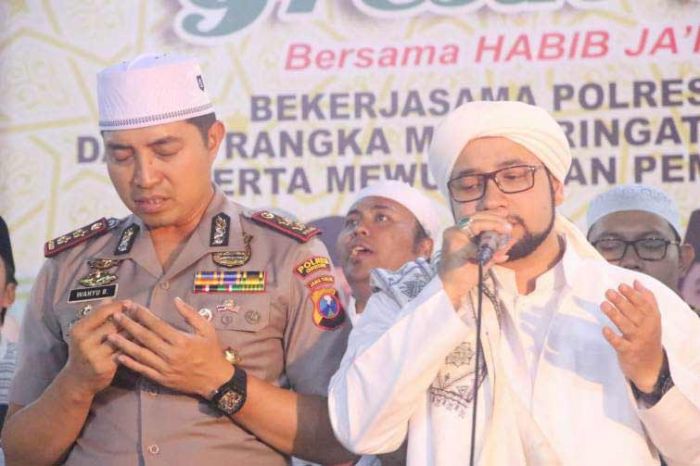 ​Gresik Bersalawat Dihadiri Ribuan Massa