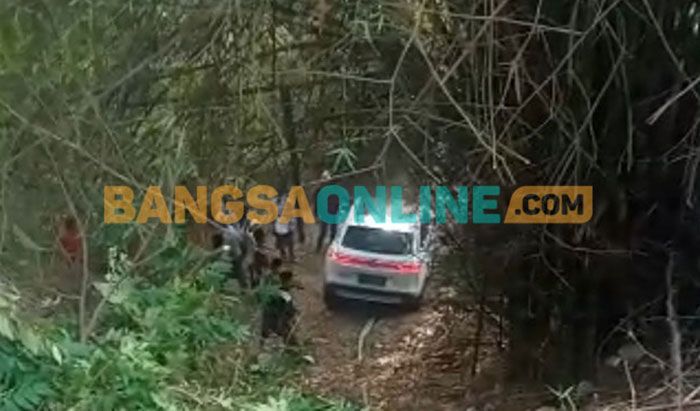 Diduga Sopir Mengantuk, Sebuah Mobil di Sampang Terperosok ke Jurang