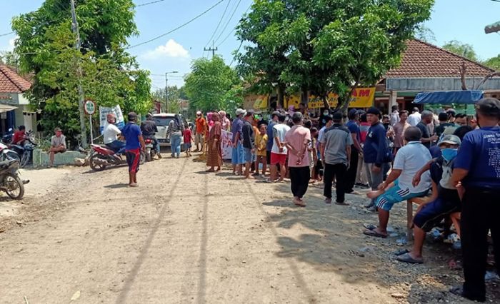 Jalan Diblokade, Puluhan Truk Muat Material Urukan di Sidoarjo Tersandera