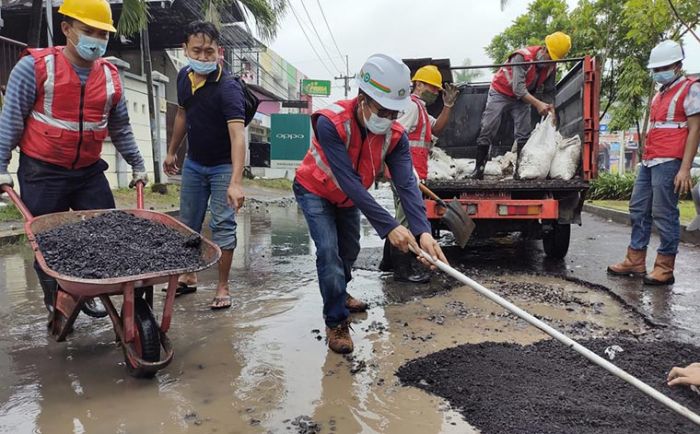 Plt Camat Buduran Ikut Terjun Tambal Jalan Rusak Pakai Dana PIWK