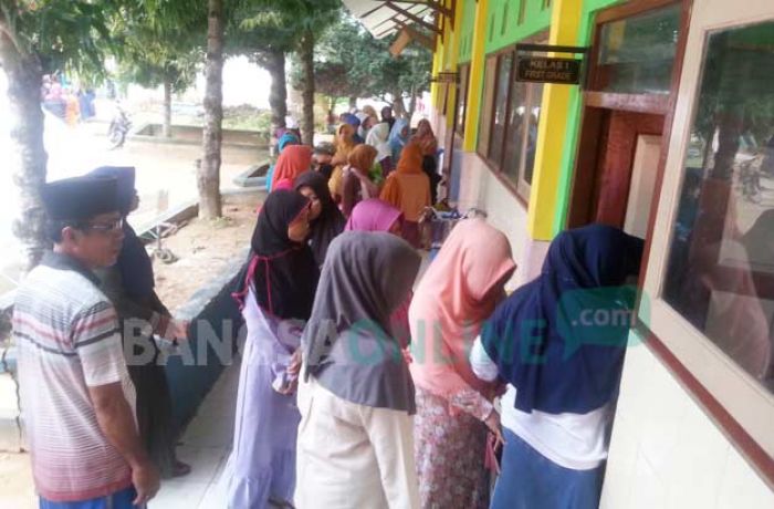 Tolak Kepala Sekolah Baru, Siswa SDN Banresep Timur I Sumenep Mogok Belajar