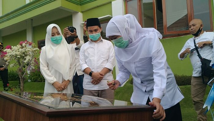 Gubernur Khofifah Ganti Masker 5 Kali, Kiai Asep: Corona Melanda karena Kita Kotor