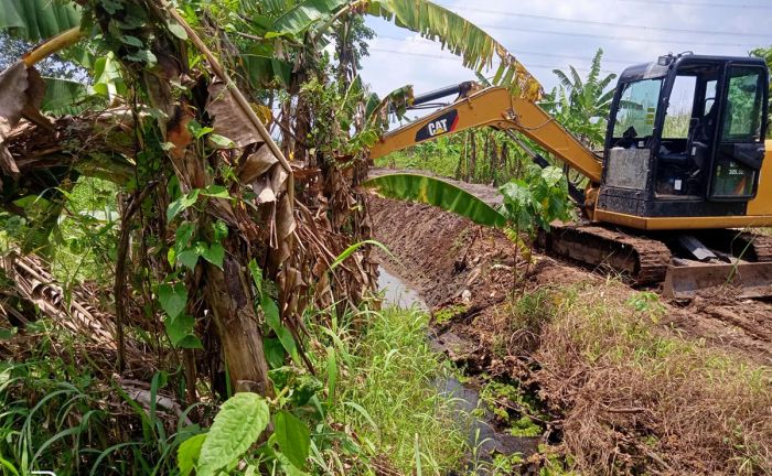 Cegah Banjir, Ratusan Meter Sungai di Gempol Dinormalisasi