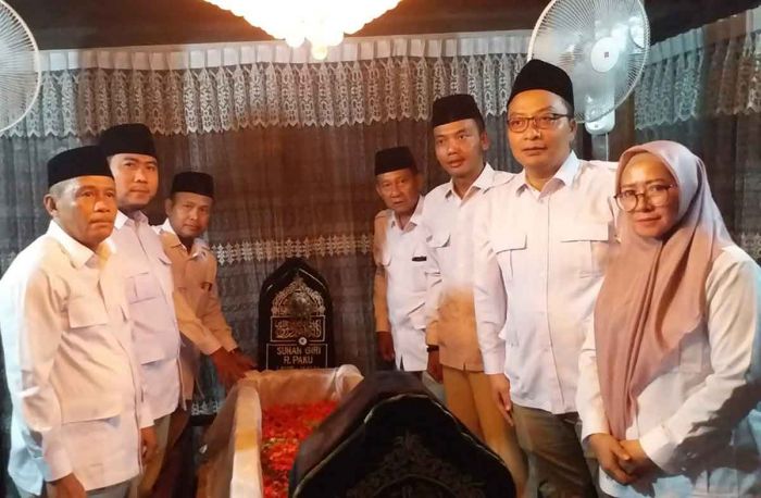 HUT ke-15, Ketua Gerindra Gresik Bersama Anggota Fraksi Ziarah ke Makam Waliyullah