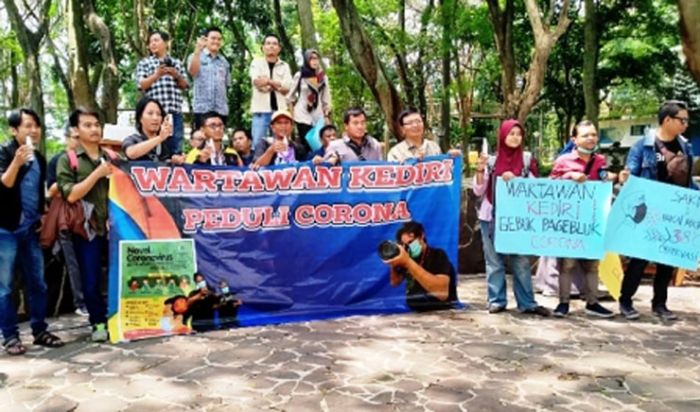 Mulai Langka, Jurnalis Kediri Bagi-bagi Hand Sanitizer ke Pengguna Jalan