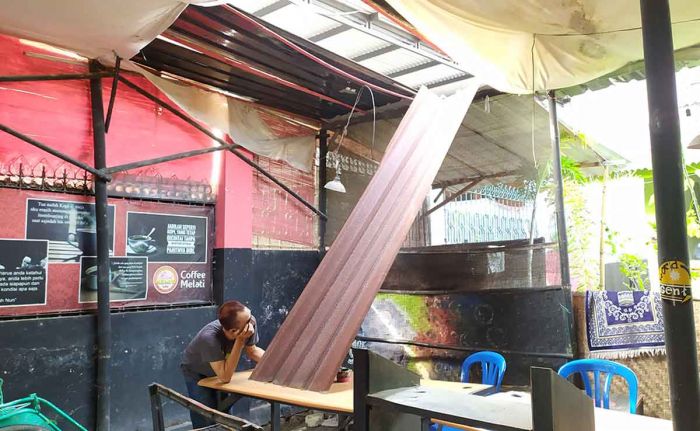 Cuaca Ekstrem, Sebuah Atap Salah Satu Cafe di Pamekasan Roboh