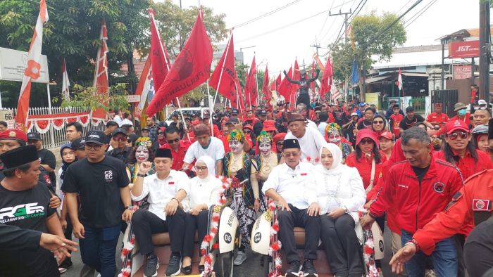 Diiringi Pawai, Eri-Armuji Berangkat Daftar Pilwali ke KPU Surabaya Naik Becak 