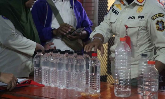 Di Kota Blitar, Petugas Gabungan Temukan Sejumlah Kafe Jualan Miras saat Ramadan