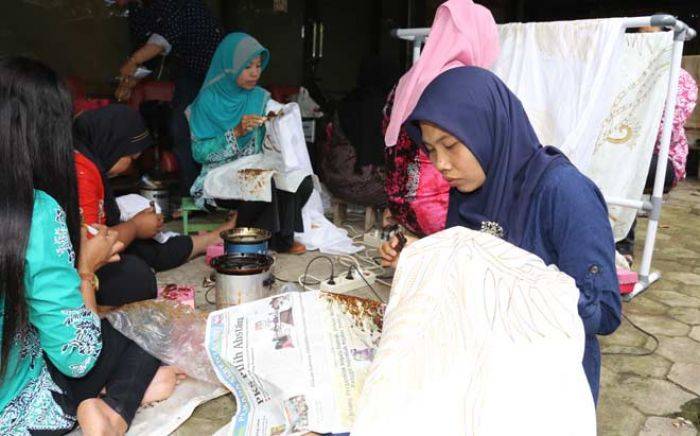 Perajin Batik Banyuwangi Gencarkan Pemanfaatan Pewarna dari Alam Asli