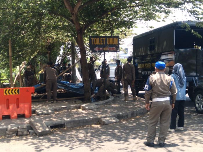 Satpol PP Kota Batu Lakukan Pembersihan Sisa Lapak PKL di Jalan Sultan Agung