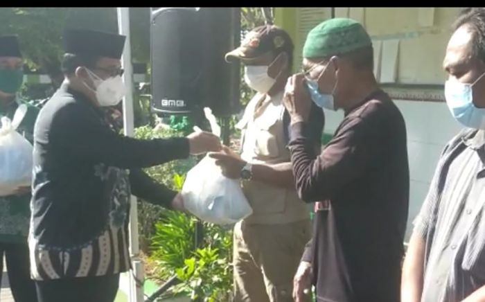 Sisihkan Gaji, ASN Kemenag Tuban Bagikan Paket Sembako dan Vitamin Kepada Warga Terimbas Pandemi