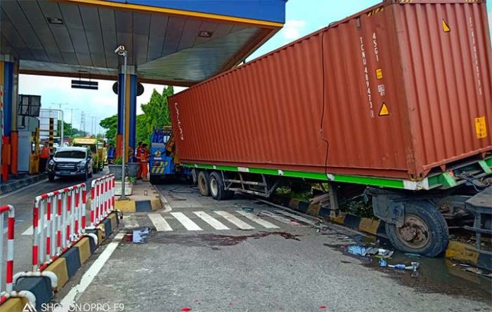 Rem Blong, Trailer Sasak Empat Mobil Antre di Exit Tol Waru