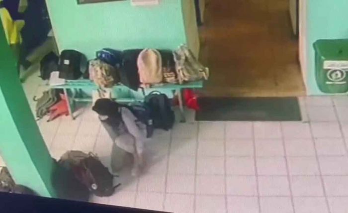 Tas Siswi SMAN 2 Sidoarjo Diobok-obok Maling Berhijab