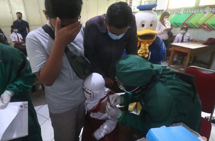 Wali Kota Kediri Dampingi Anak Yatim Korban Covid-19 yang Takut Divaksin