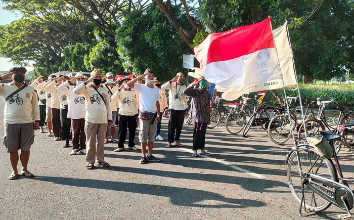 Begini Upacara HUT RI ke-76 ala Onthelis Kediri