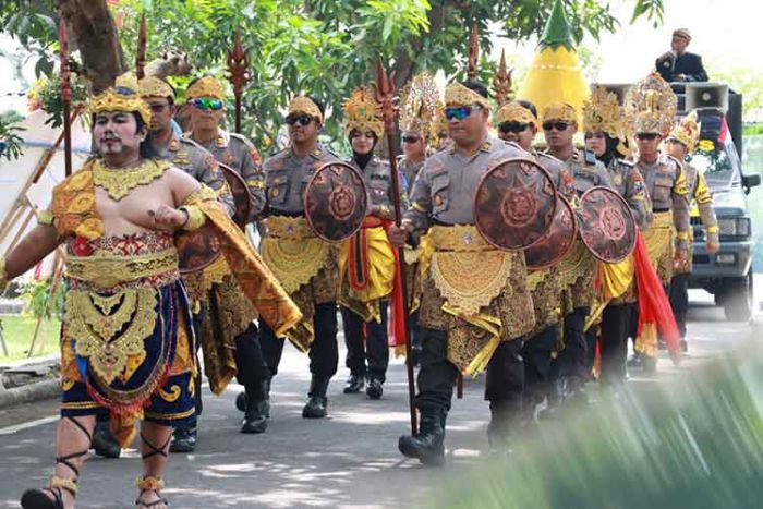 Peringati HUT ke-77 TNI, Personel Polres Mojokerto Kota Berpakaian ala Majapahitan