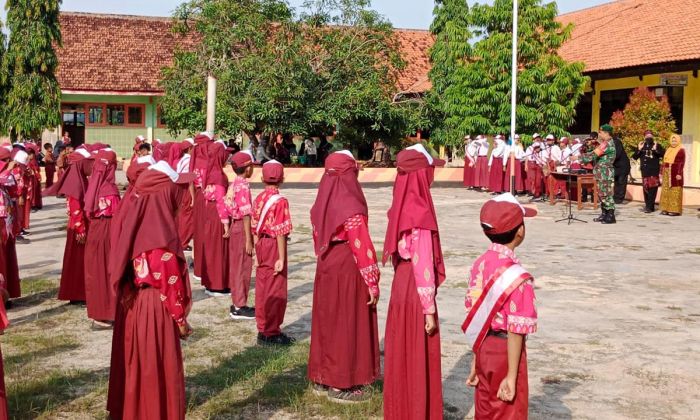 Babinsa Koramil 0827/15 Beri Semangat Siswa SDN Batuputih Laok II