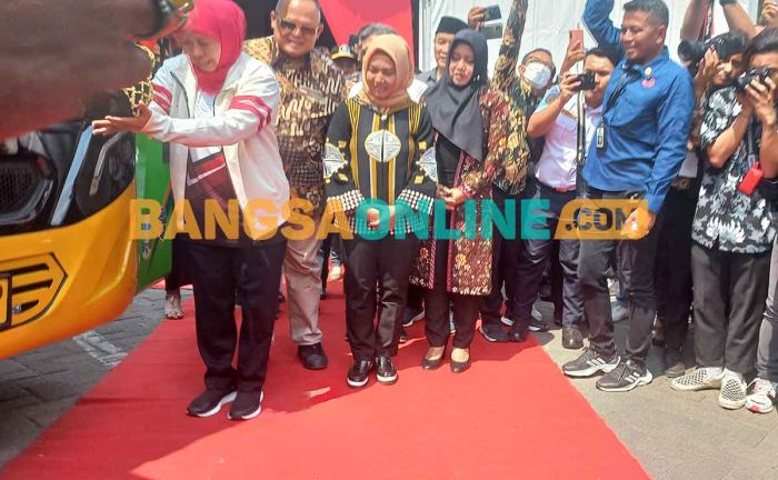 Didampingi Wali Kota dan Bupati, Gubernur Khofifah Launching Koridor II Transjatim di Mojokerto