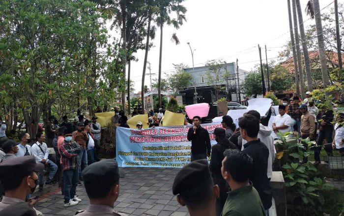  Tuding Penyelenggara Pilkades Langgar Aturan, Forum APP 51 Geruduk Kantor Bupati Bangkalan