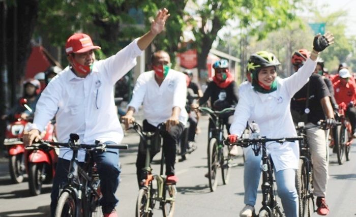 Bapaslon Pungkasiadi-Titik Daftar ke KPU Mojokerto Sambil Gowes 