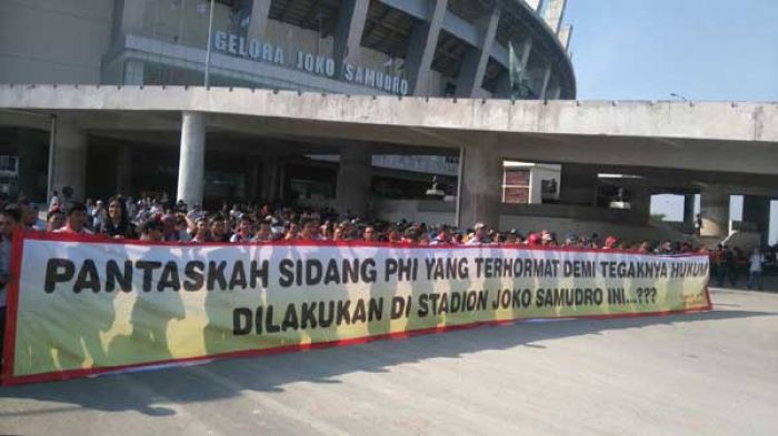 Hadiri Sidang, Ratusan Buruh PT Smelting Gresik Padati Stadion Gejos