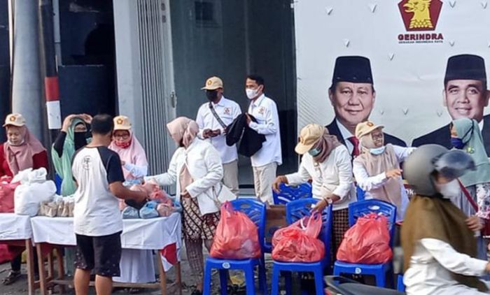 Berbagi Kebahagiaan, Gerindra dan Pira Gresik Bagi-Bagi Buka Puasa di 13 Kecamatan