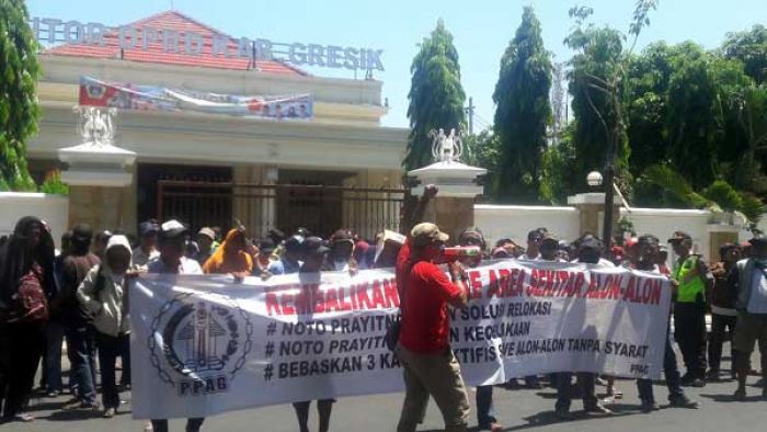 Ratusan PKL Eks Alun-alun Gresik Kembali Bergolak, Ini Tuntutannya