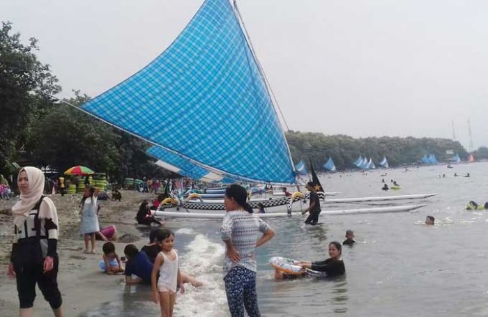 Libur Tahun Baru, Ribuan Wisatawan Padati Pasir Putih Situbondo