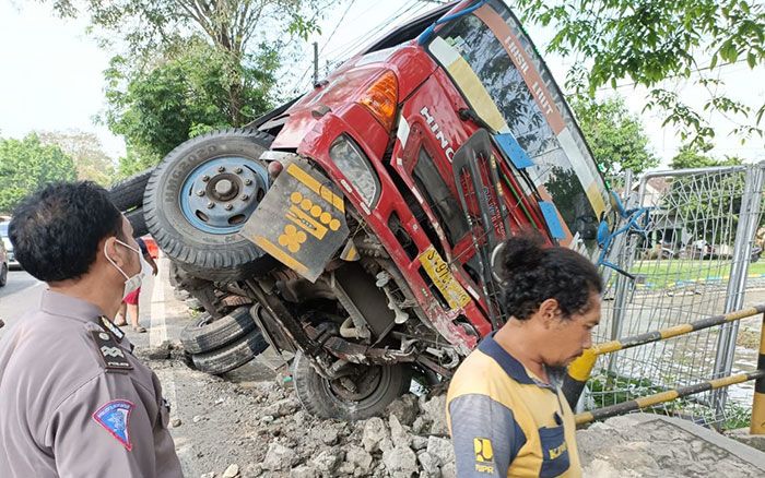 Rem Blong, Trailer Terguling Menimpa Pipa Gas di Jalan Raya Bakalan Sidoarjo