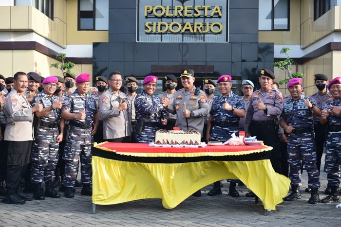 Peringati HUT Bhayangkara ke-76, Pasukan TNI Silih Berganti 