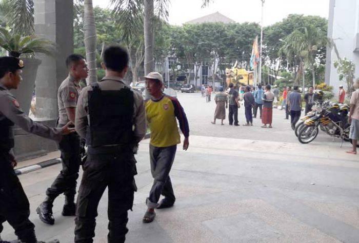 Nelayan Desa Lumpur Geruduk Kantor Pemkab Gresik