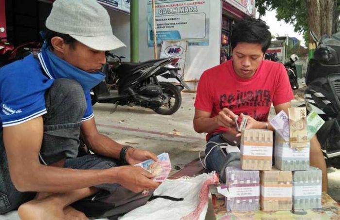 Mengais Rezeki di Bulan Ramadhan dengan Menjadi Penjual Jasa Penukaran Uang